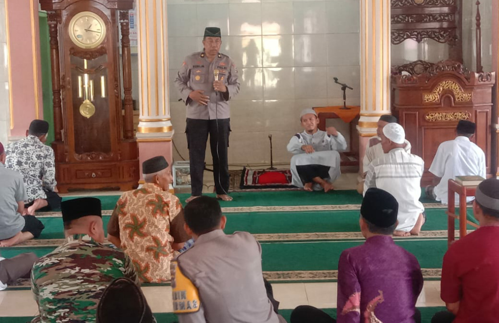Kabagops Polres 50 Kota, Kompol Rudi Munanda, S.H., M.H., lakukan Jumat Curhat di masjid Nagari Bukit Limbuku. (Fegi)